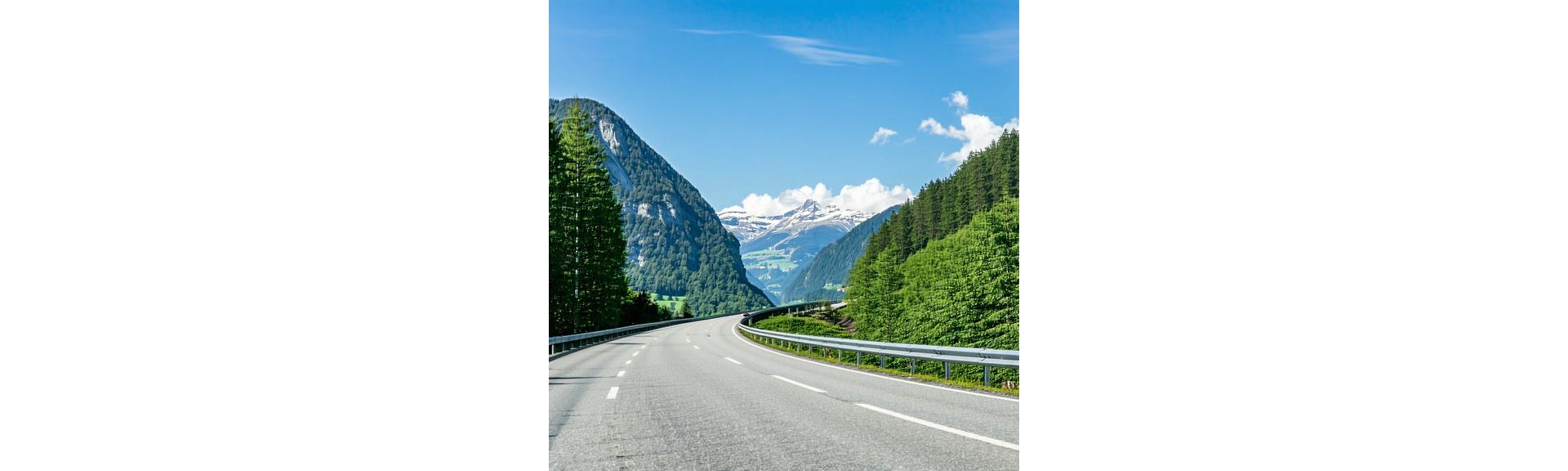 Österreichische Autobahn durch die Alpen bei Tag