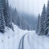 Verschneite österreichische Alpenstraße im Winter